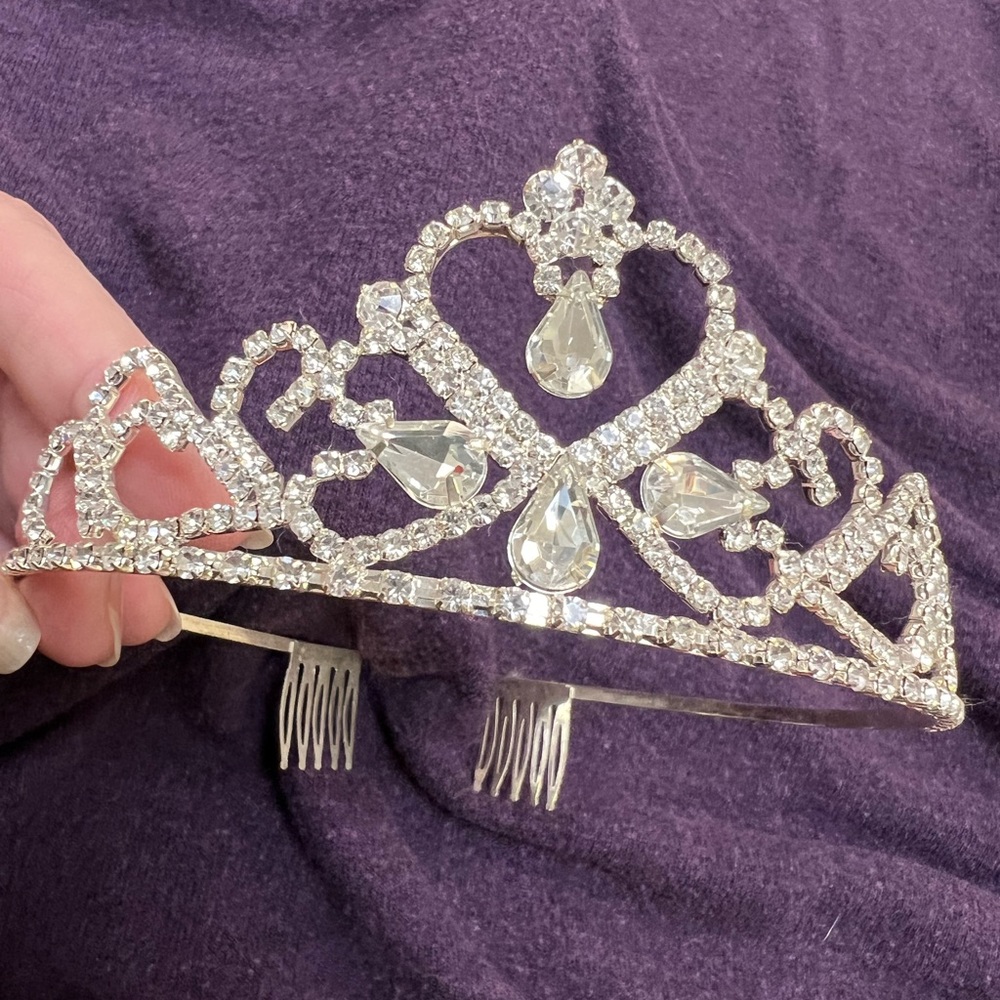 Beautiful Tiara - Picture 2 of 10